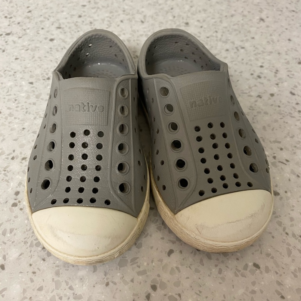 Toddler gray size 5 natives